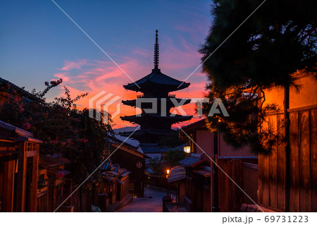 《京都府》夕焼けの八坂の塔・清水寺の参道 69731223