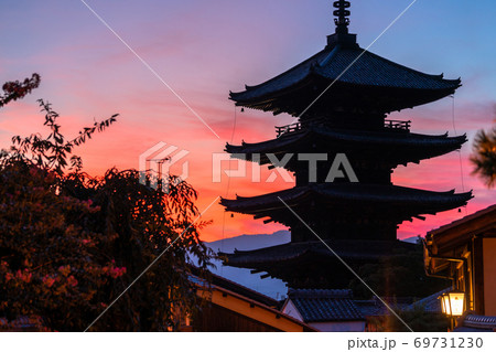 《京都府》夕焼けの八坂の塔・清水寺の参道 69731230