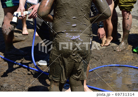 水田で泥んこ遊び 水田で泥んこ遊び 69731314