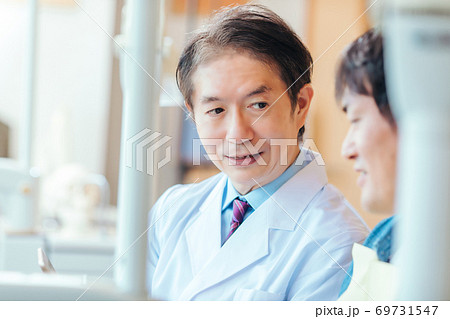 男性医師と患者 男性医師と患者 69731547