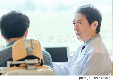 男性医師と患者 男性医師と患者 69731567