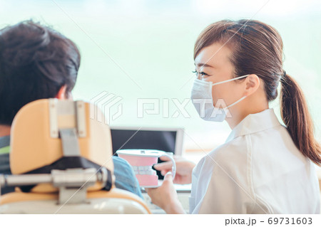 歯科衛生士と男性患者 歯科衛生士と男性患者 69731603