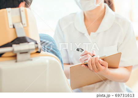 歯科衛生士と男性患者 69731613