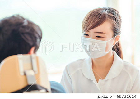 歯科衛生士と男性患者 69731614