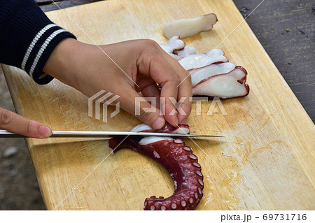 バーベキューで挑戦した茹で蛸を刺身に切り分け 69731716