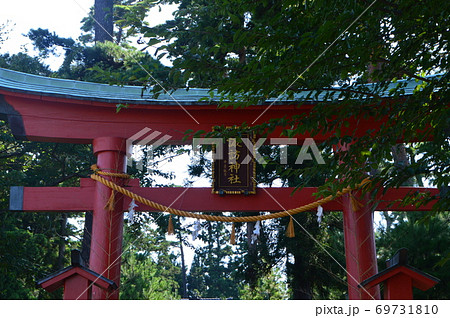 「諏訪神社」の額・鳥居(椎崎諏訪神社・佐渡島/新潟県佐渡市原黒724) 「諏訪神社」の額・鳥居(椎崎諏訪神社・佐渡島/新潟県佐渡市原黒724) 69731810