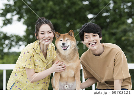 夫婦と柴犬のポートレート 夫婦と柴犬のポートレート 69732121