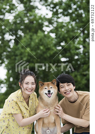 夫婦と柴犬のポートレート 夫婦と柴犬のポートレート 69732122