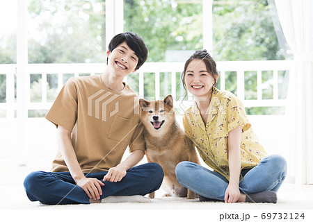 夫婦と柴犬のポートレート 69732124