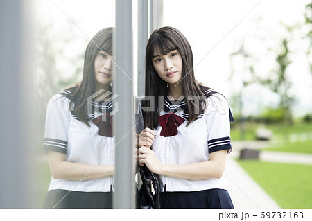 真顔 真剣 凛とした の女子高生の写真素材