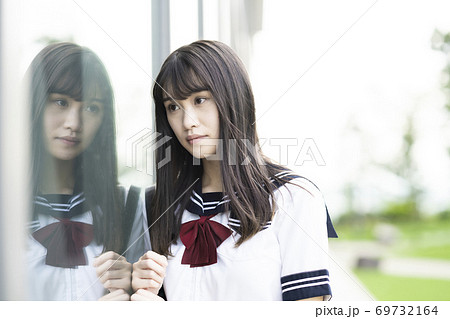 真顔 真剣 凛とした の女子高生の写真素材