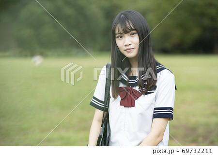 真顔 真剣 凛とした の女子高生の写真素材