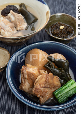 ソーキと大根の煮物　ソーキ汁　沖縄料理 69732297
