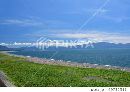 沼津市の千本松原と駿河湾の風景 69732511