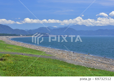 沼津市の千本松原と駿河湾の風景 69732512