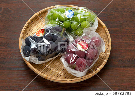 シャインマスカット、クイーンニーナ、ニューピオーネの葡萄3種詰め合わせ 69732792