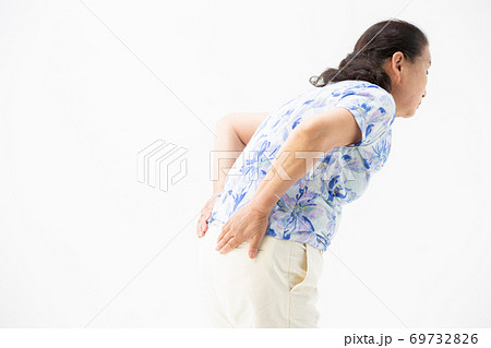 シニア女性 腰痛 シニア女性 腰痛 69732826