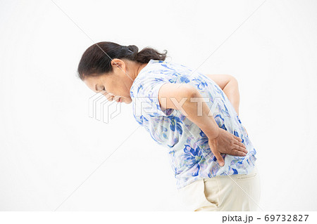 シニア女性 腰痛 シニア女性 腰痛 69732827
