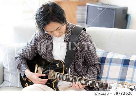 オンラインでバンド演奏をする男性【自宅】 オンラインでバンド演奏をする男性【自宅】 69732926