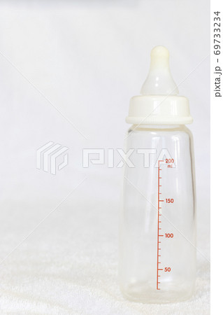 白いタオルの上にある、空っぽの哺乳瓶 白いタオルの上にある、空っぽの哺乳瓶 69733234