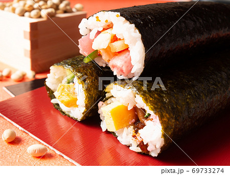 節分の恵方巻　節分　太巻き 69733274
