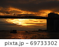 ニューヨークの橋と夕焼け 69733302