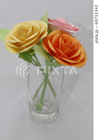 グラスに飾った折り紙で作ったバラの花 グラスに飾った折り紙で作ったバラの花 69733342