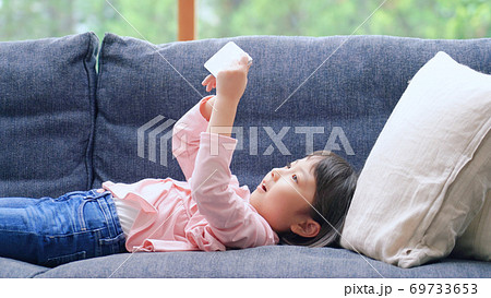 スマートフォンを使う女の子 スマートフォンを使う女の子 69733653
