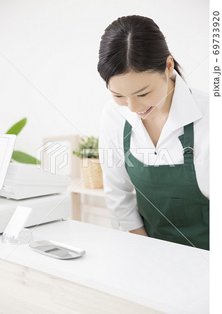 レジの女性店員 レジの女性店員 69733920
