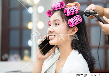 Woman in hair salon 69734006