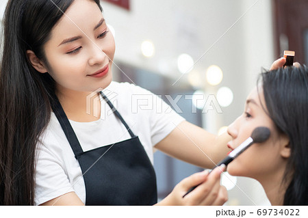 Woman, make up artist 69734022