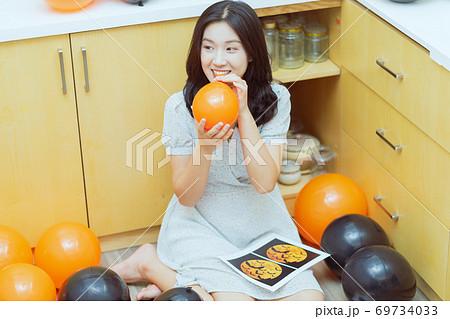 Woman prepare for halloween Woman prepare for halloween 69734033