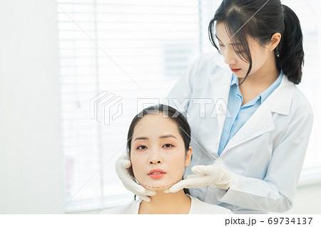Woman cosmetic surgery 69734137