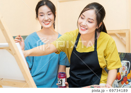 Woman painting 69734189