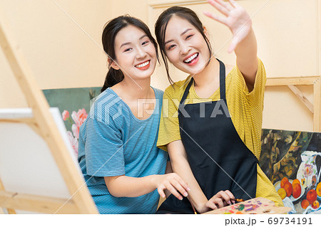 Woman painting 69734191