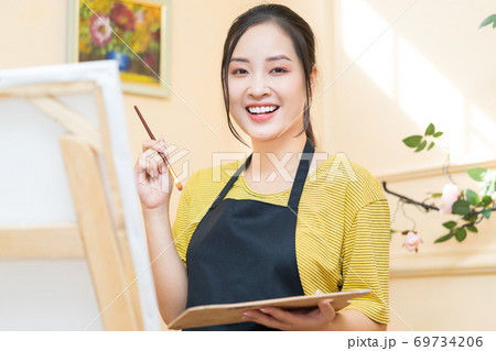Woman painting Woman painting 69734206