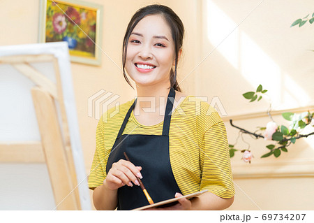 Woman painting Woman painting 69734207