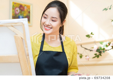 Woman painting 69734208
