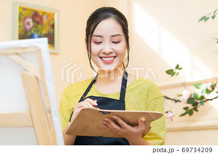 Woman painting 69734209