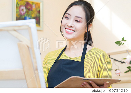 Woman painting 69734210