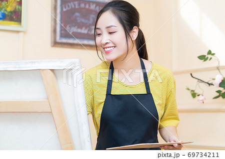 Woman painting 69734211