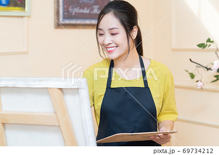 Woman painting Woman painting 69734212