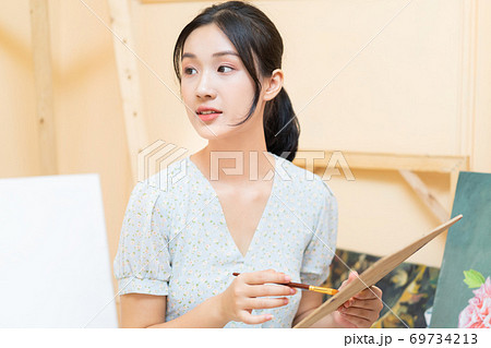 Woman painting 69734213