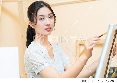Woman painting 69734226
