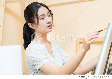 Woman painting 69734227
