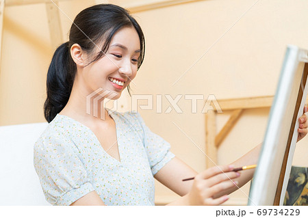 Woman painting 69734229