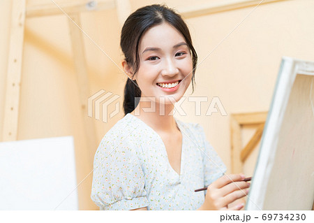 Woman painting 69734230