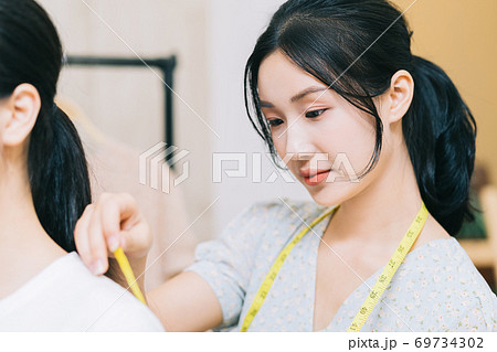 Woman, tailors Woman, tailors 69734302