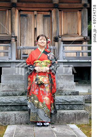 晴れ姿の日本人女性ロケーション撮影成人前撮り 晴れ姿の日本人女性ロケーション撮影成人前撮り 69734758