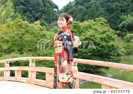 晴れ姿の日本人女性ロケーション撮影成人前撮り 晴れ姿の日本人女性ロケーション撮影成人前撮り 69734779